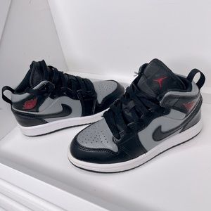 Jordan Retro 1 Mid Se Grey/black/red size 12.5c